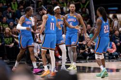 开云体育在线-步行者队客场击败雷霆队，球队士气高涨