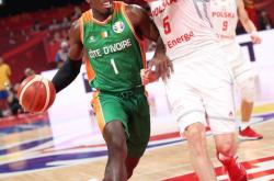 开云体育官网-波兰篮球队团结一心闯进决赛