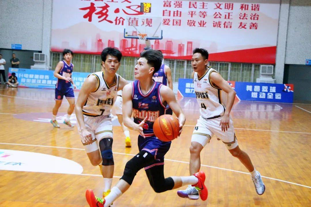 克雷费尔德全队斗志昂扬，保持连胜状态的简单介绍