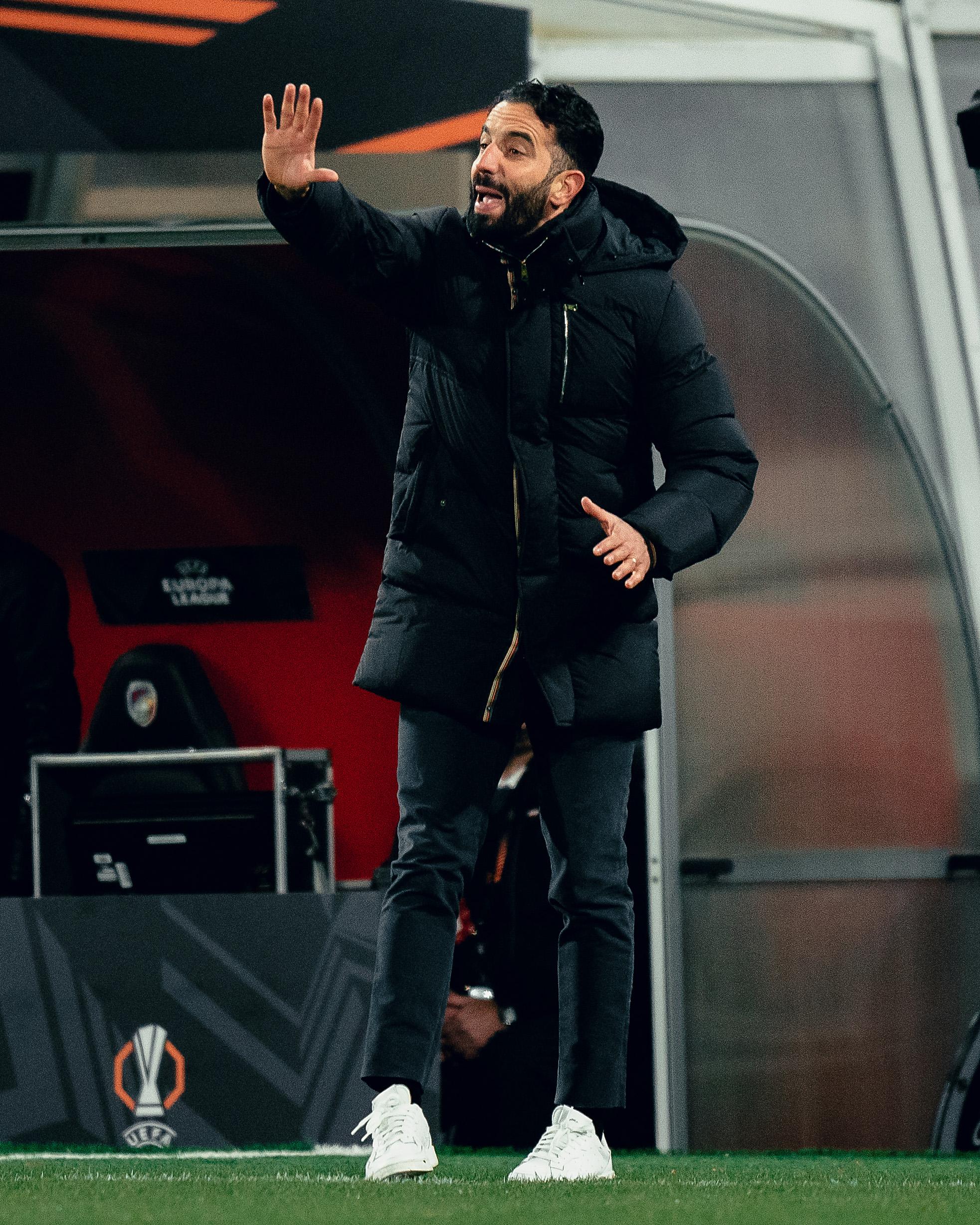 曼联客场战胜对手,保持榜首位置不动 曼联客场战胜对手,保持榜首位置不动