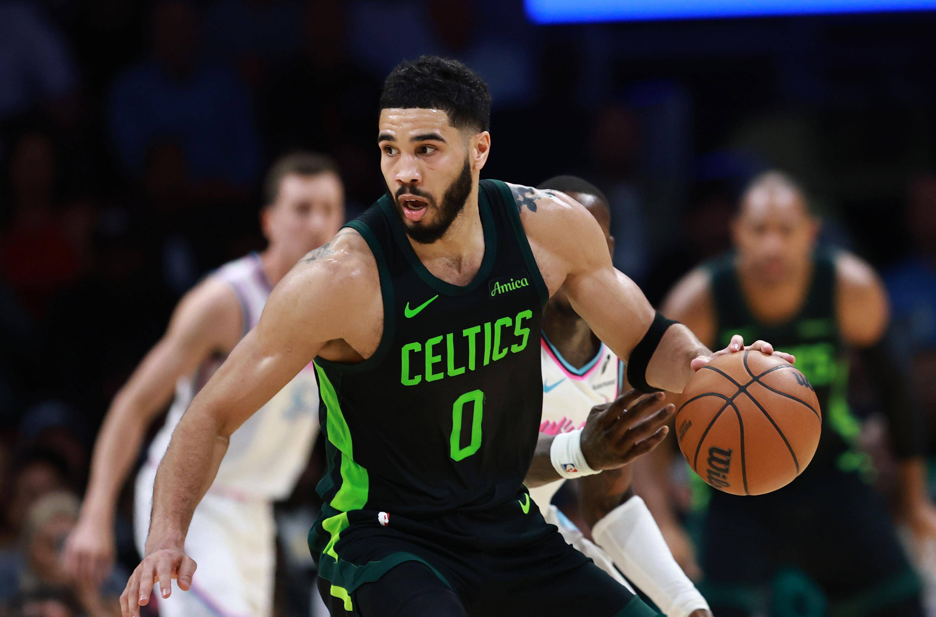 凯尔特人队新援首秀表现稳健，助球队获胜的简单介绍