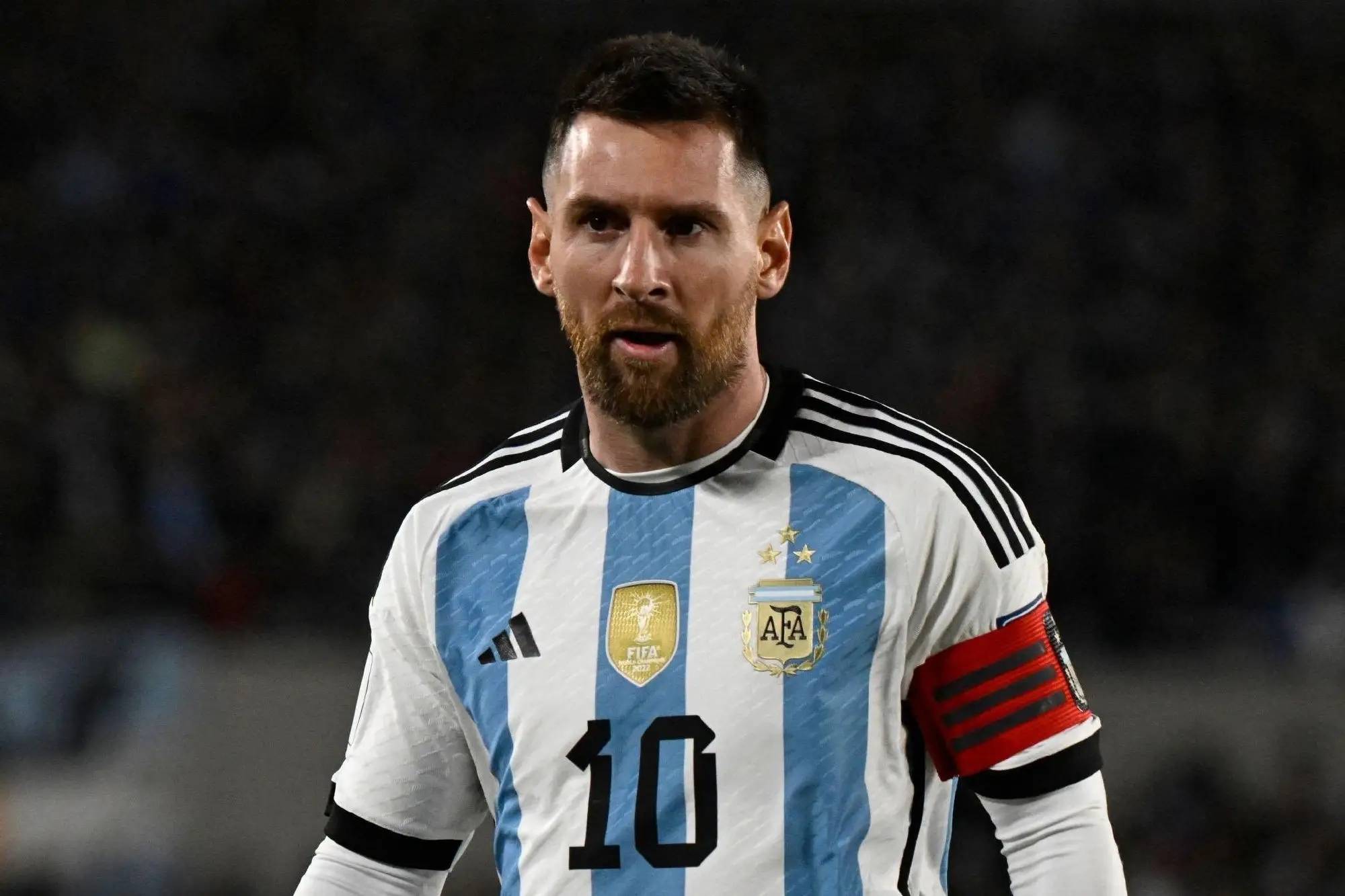 足球明星球员在最新一场重要比赛中表现抢眼 足球明星球员在最新一场重要比赛中表现抢眼