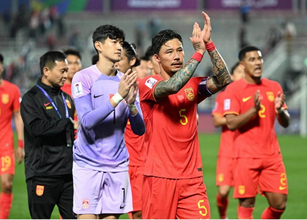 足球明星球员在最新一场重要比赛中表现抢眼 足球明星球员在最新一场重要比赛中表现抢眼