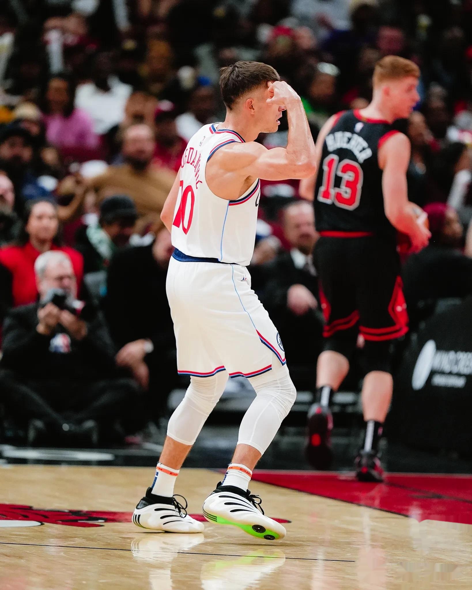 包含快船惨败黄蜂，湖人胜劳动者的词条