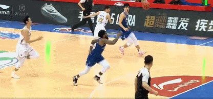 晨练动态:篮球队员们为拼搏燃烧自己的简单介绍 晨练动态:篮球队员们为拼搏燃烧自己的简单介绍