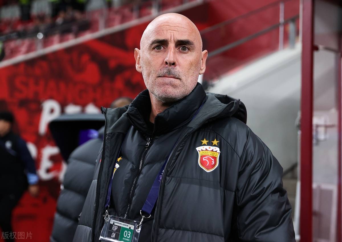 包含中超球员技惊四座，蝉联年度最佳球员称号的词条