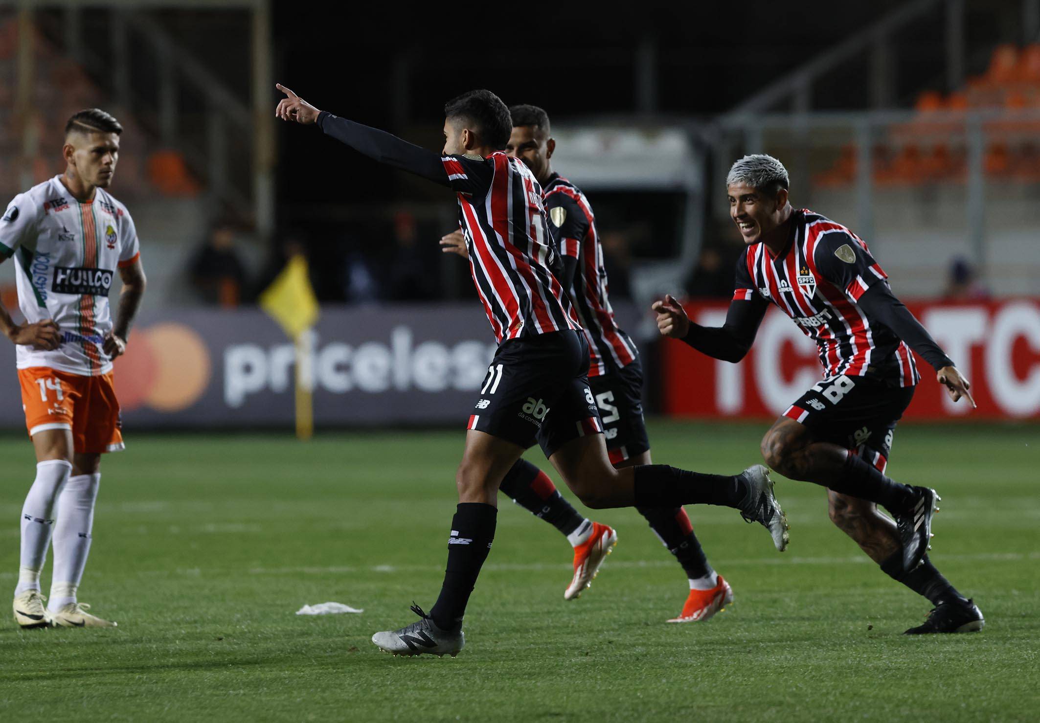 比赛中球队防守结构稳固,守住胜局 比赛中球队防守结构稳固,守住胜局