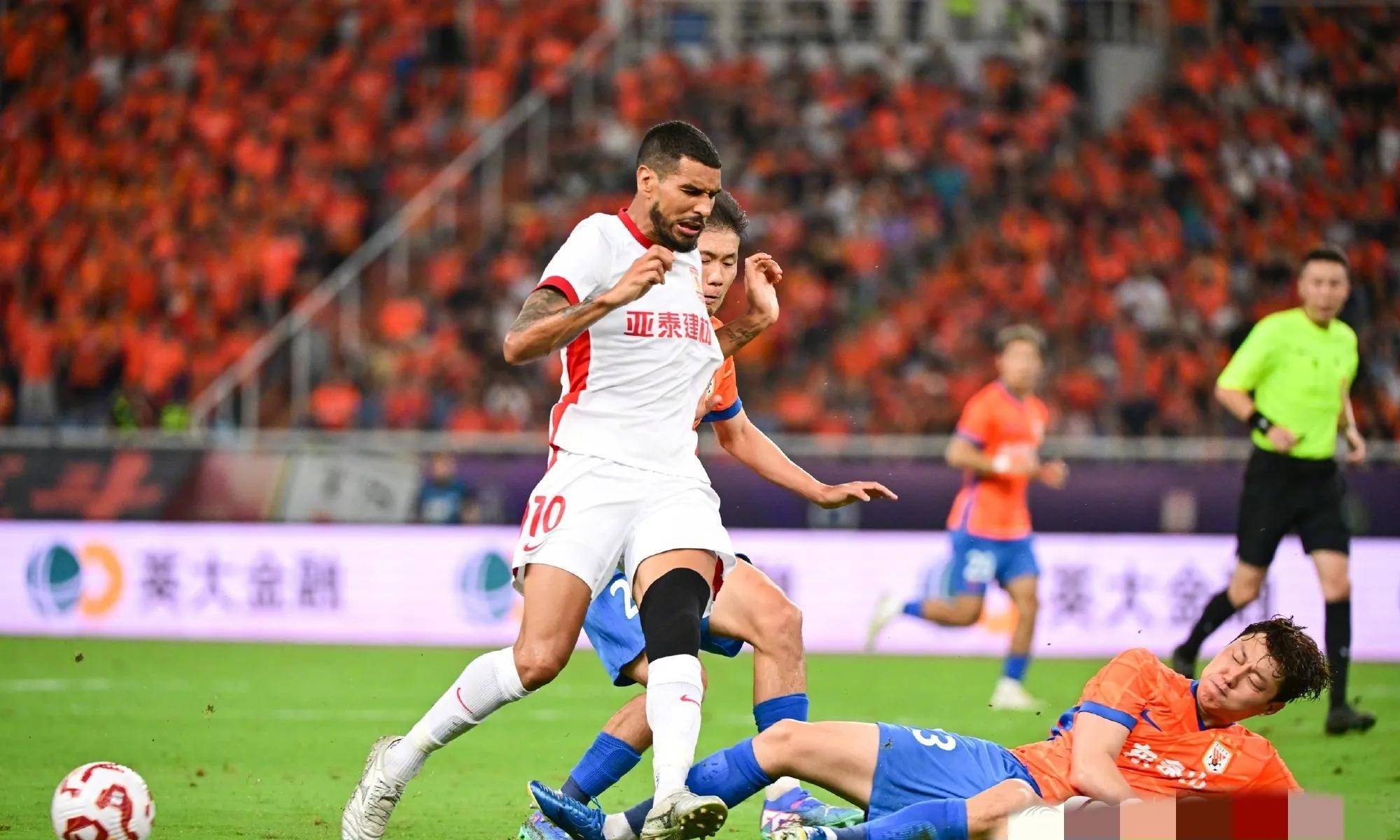 比赛中球队防守结构稳固,守住胜局 比赛中球队防守结构稳固,守住胜局