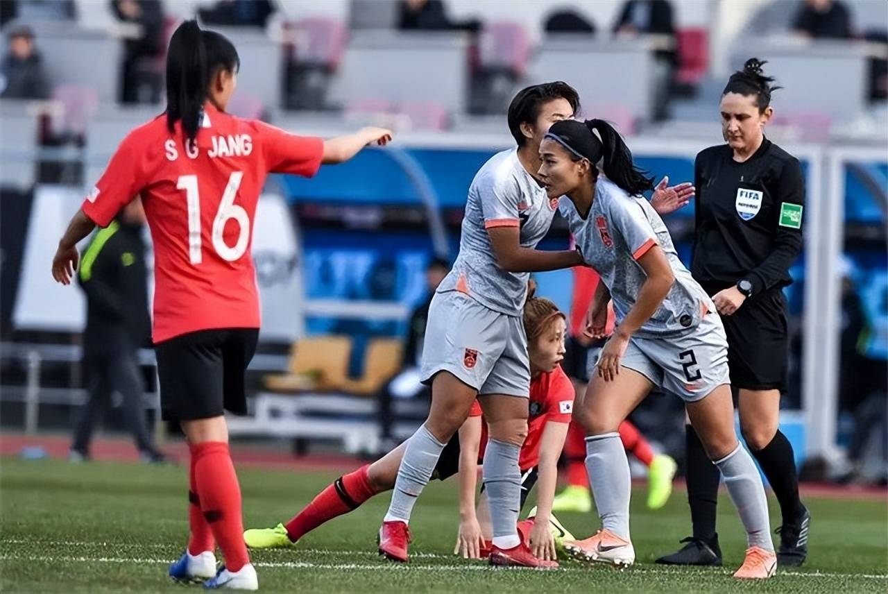 国家女足团结合作，克服艰难取得胜利