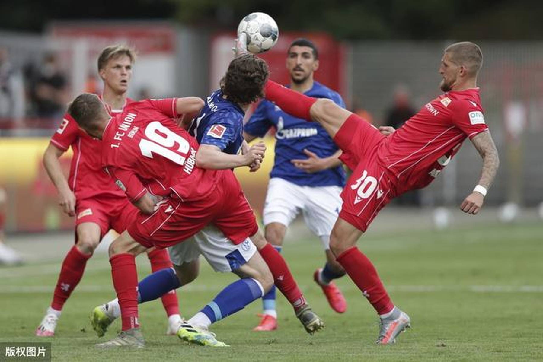 圣埃蒂安客场逼平里尔,领先位置不变的简单介绍 圣埃蒂安客场逼平里尔,领先位置不变的简单介绍