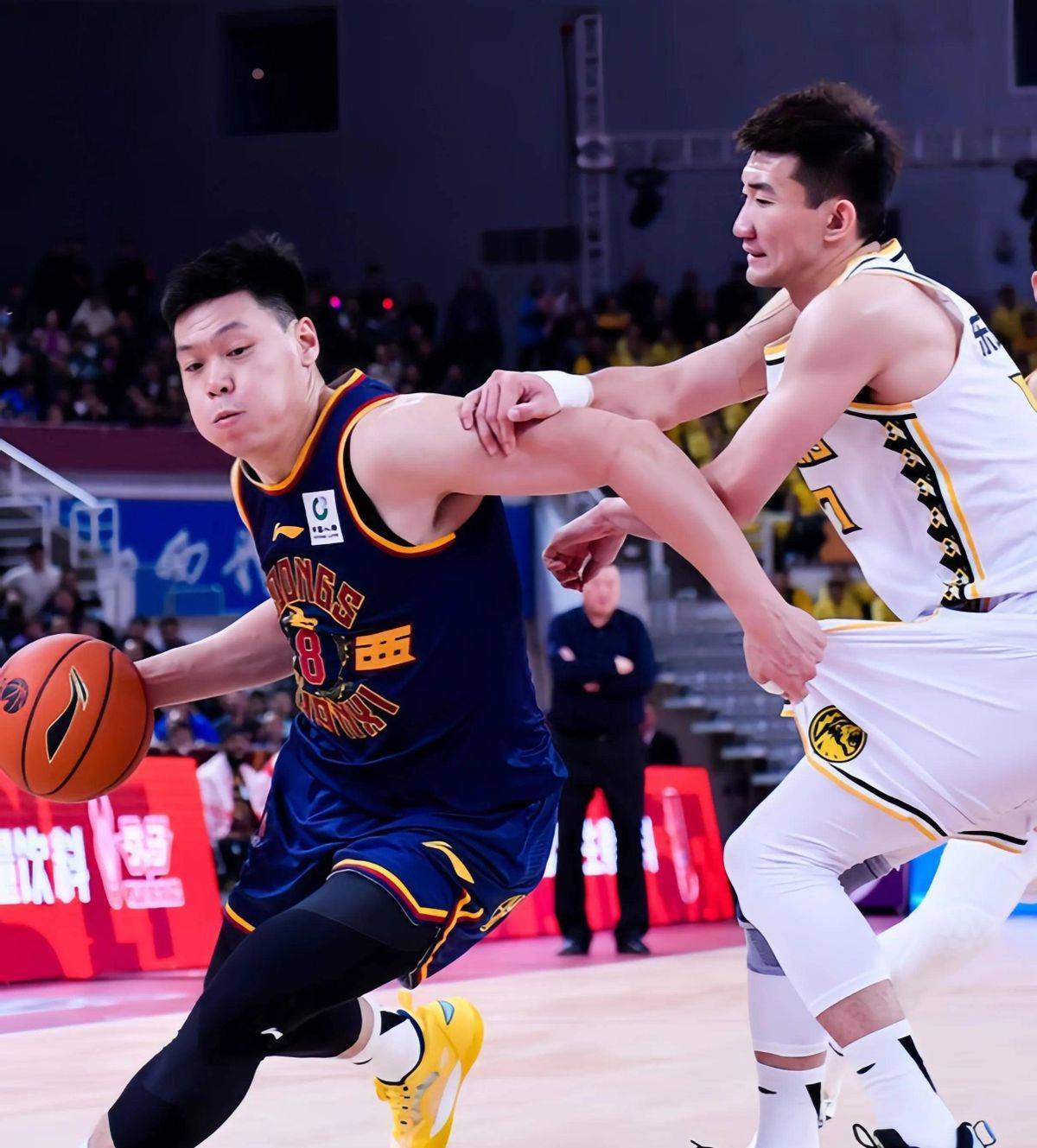 关于新疆偶遇惨败，教练组正思考调整策略，备战淘汰赛的信息