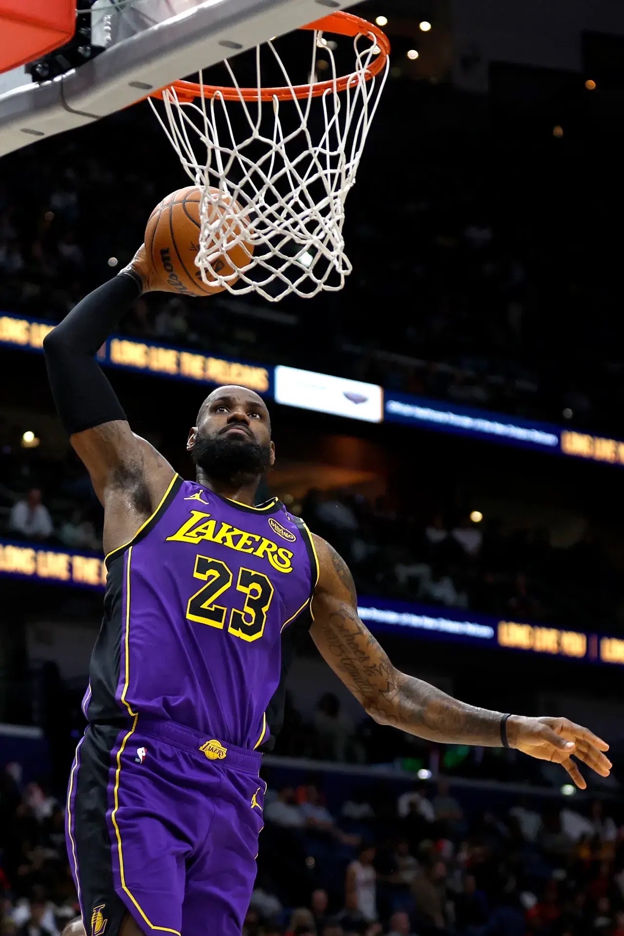 赛前压力之下,球员表现出色斩获胜利 赛前压力之下,球员表现出色斩获胜利