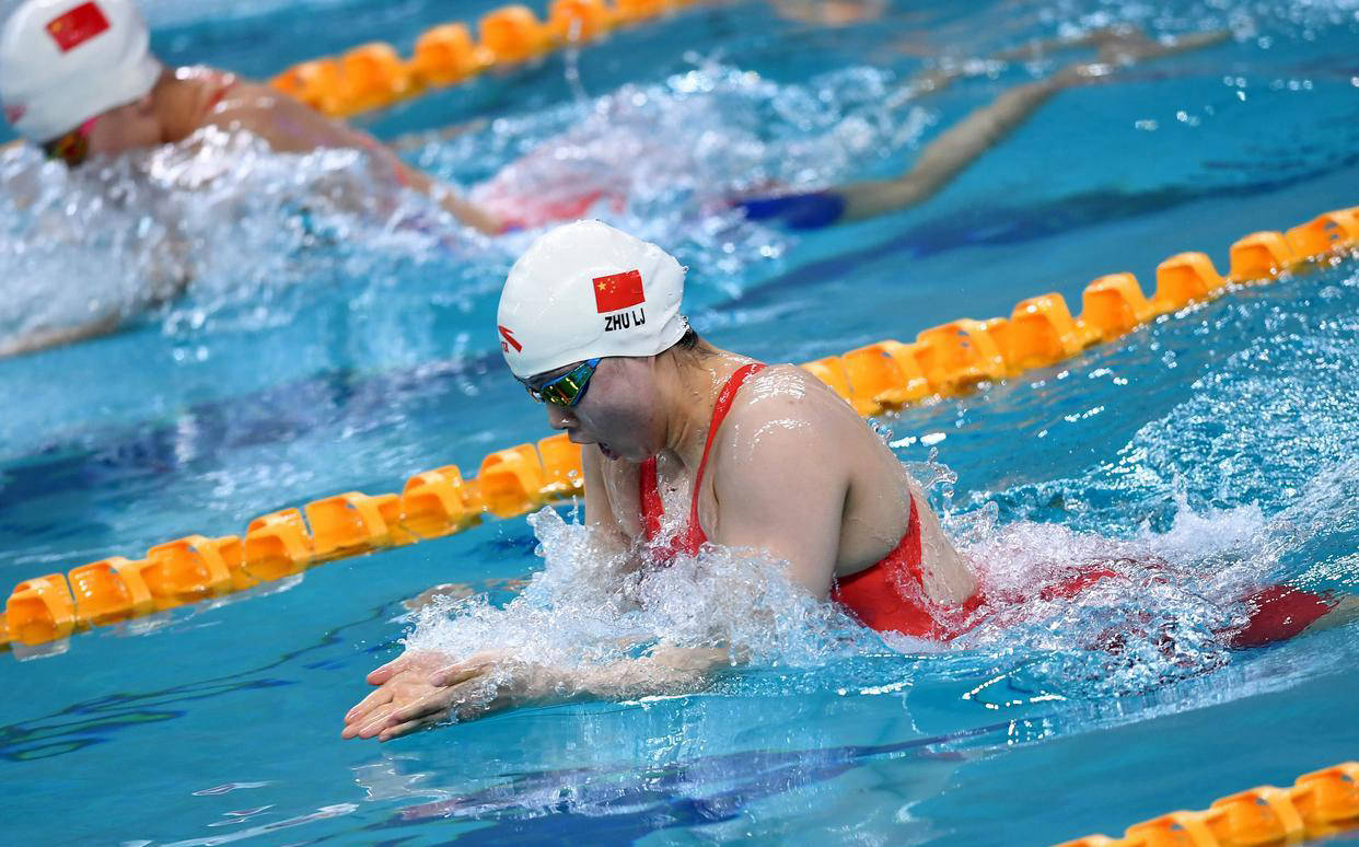 游泳天才夺金牌!女选手创造新纪录 游泳天才夺金牌!女选手创造新纪录