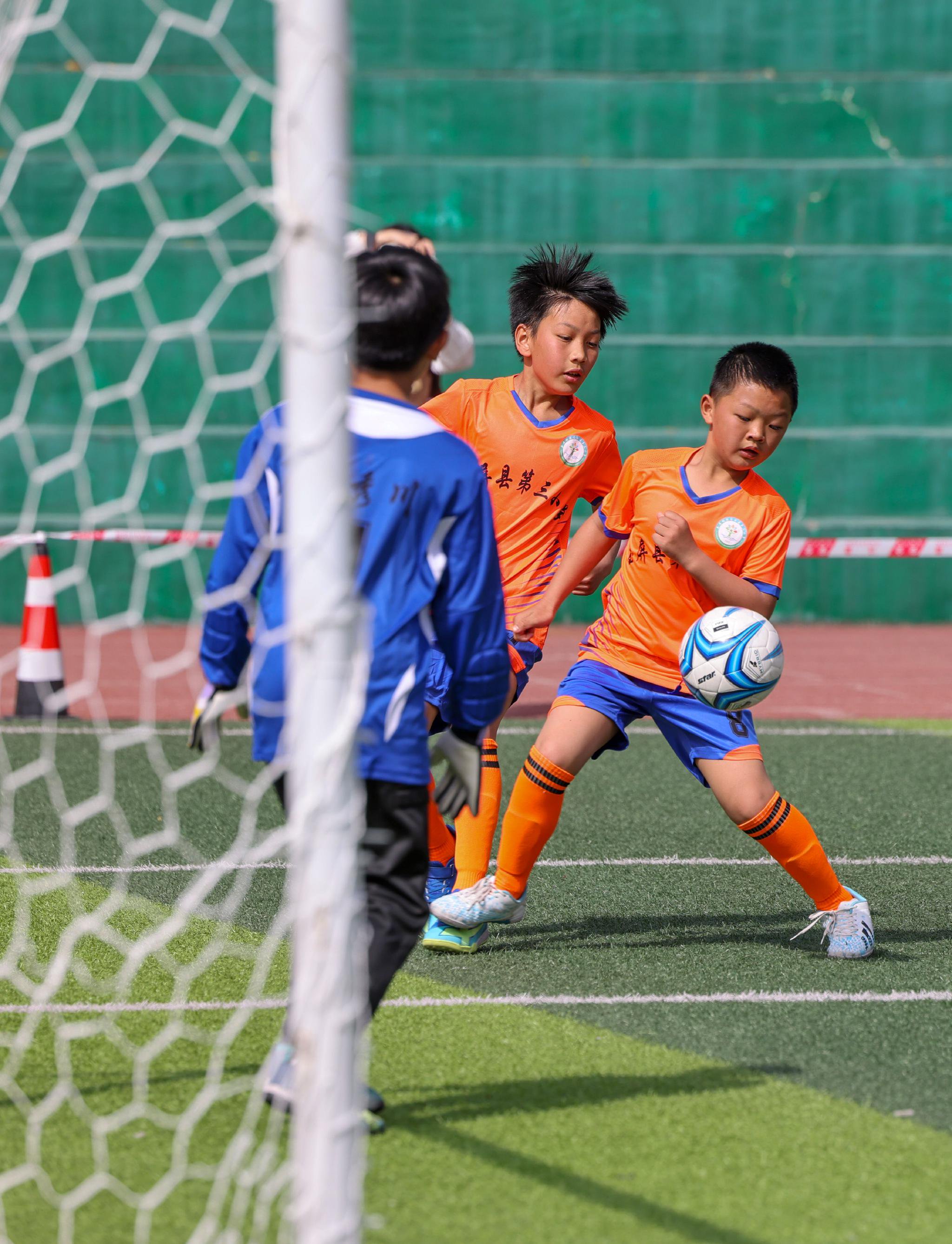 争霸正酣！国内足球比赛争夺正酣