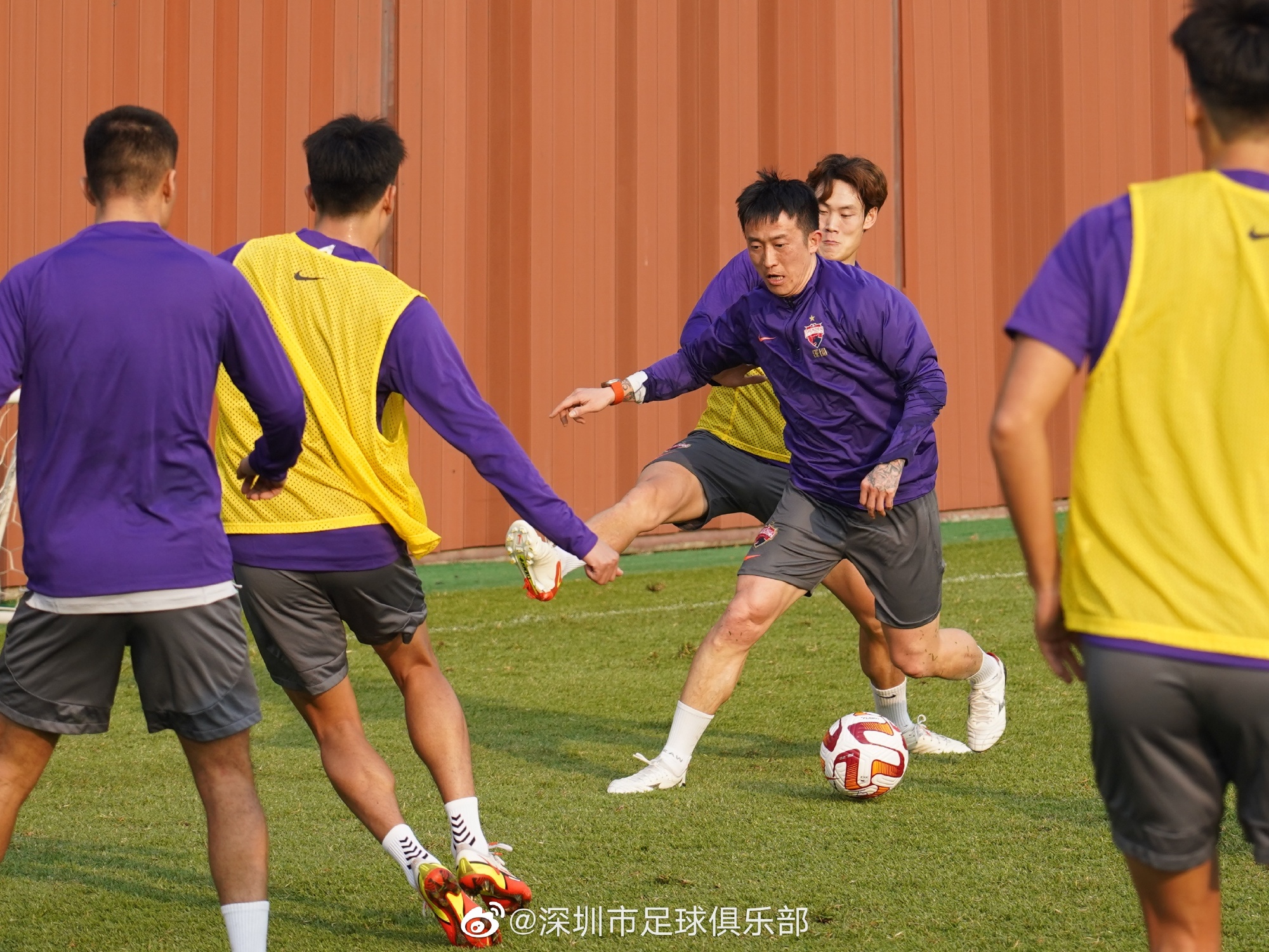 球员在训练中展现出色表现,备受瞩目 球员在训练中展现出色表现,备受瞩目