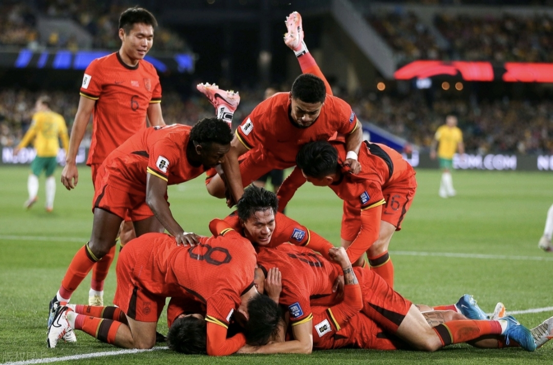 足球赛事呈现出激烈竞争和激动人心场面 足球赛事呈现出激烈竞争和激动人心场面