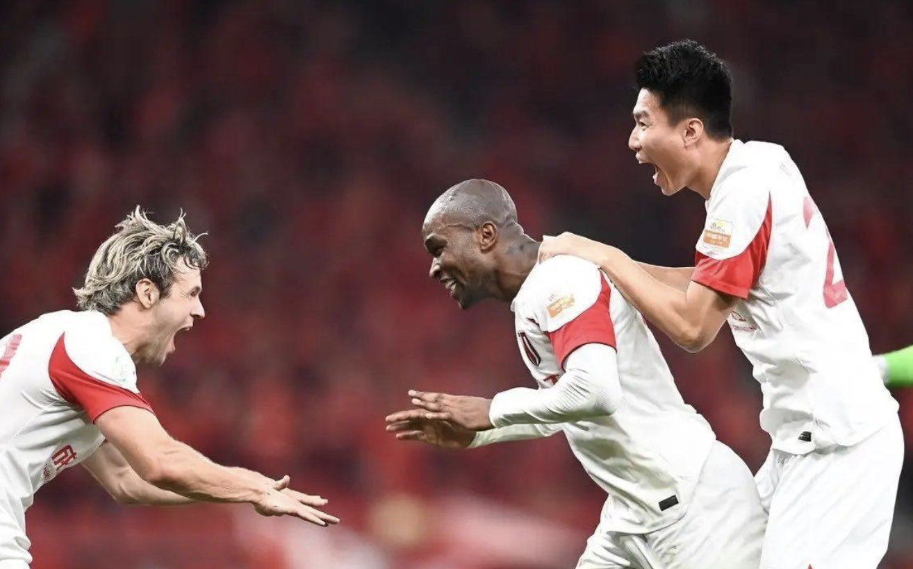 中超巅峰对决:恒大迎战上港,强强对话的简单介绍 中超巅峰对决:恒大迎战上港,强强对话的简单介绍